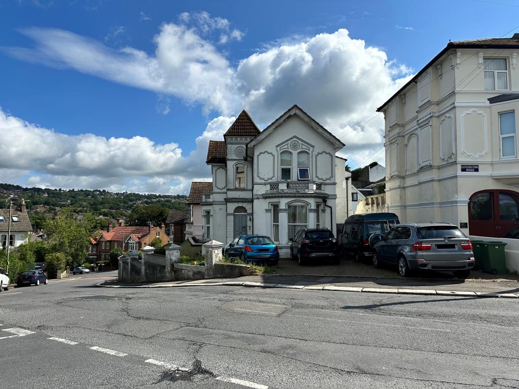 Lot: 11 - FREEHOLD BLOCK OF FOUR FLATS FOR INVESTMENT - Front of large period building.